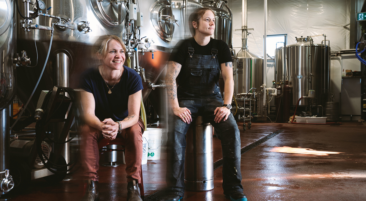 Alicia MacDonald et Sonja Mills dans l'usine de Port Rexton Brewing Company