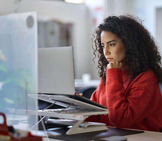 jeune femme étudiant attentivement en ligne