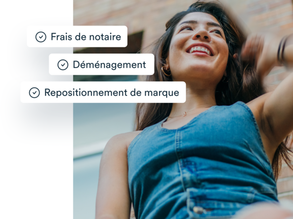 Une femme avec les mains sur la tête