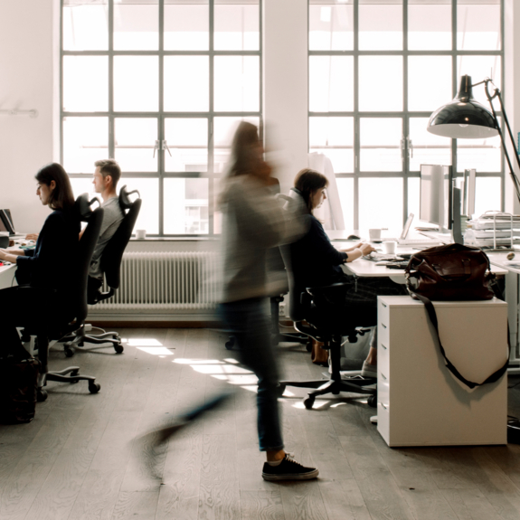 Professionnels travaillant dans un bureau