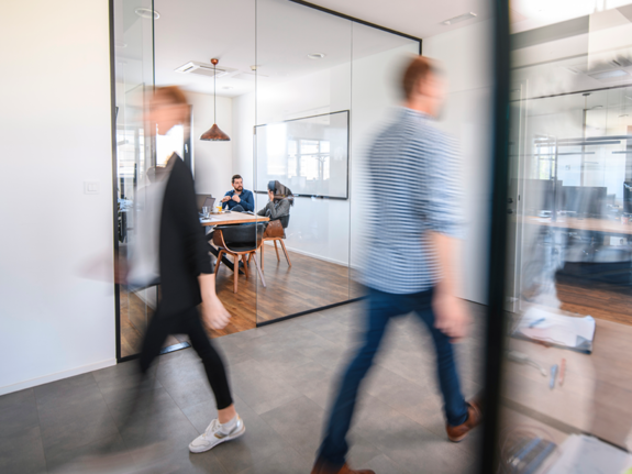 gens qui marchent dans un bureau