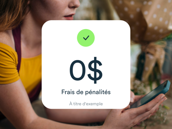 Une femme tenant un téléphone